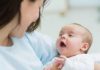Когда новорожденный ребенок начинает слышать и видеть
