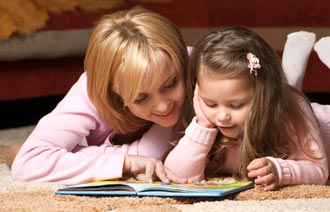 Мама учит ребенка читать