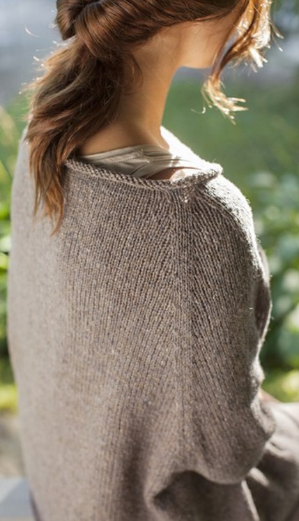 Свободный пуловер спицами