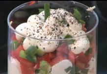 Салат с яйцом, луком и красным перцем