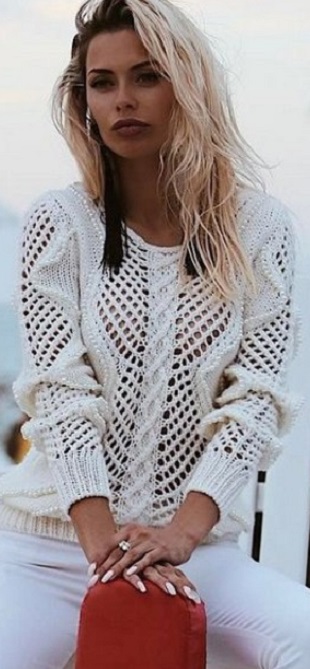 Пуловер с узорами спицами