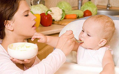 Как вводить первый прикорм ребенку