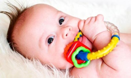 Игрушки и прорезыватели для ребенка в пять месяцев