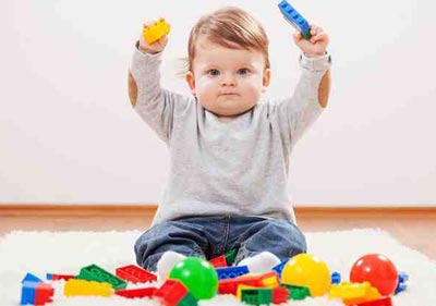 Как играют дети в 1 год и 2 месяца