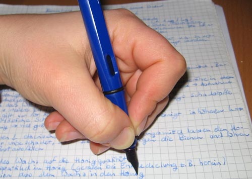 Ребенок пишет левой рукой